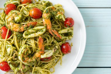 Ev yapımı pesto soslu deniz mahsullü spagetti sağlıklı yemek tarzı.