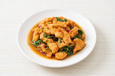 Tayland usulü fesleğen ve biberli kızarmış balık. Asya usulü.