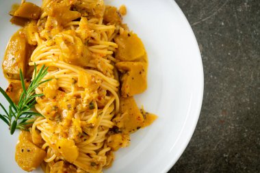 kabaklı spagetti makarna alfredo sosu - vegan ve vejetaryen yemek tarzı