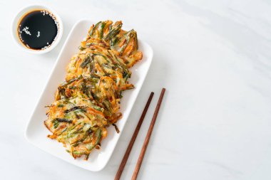 Pajeon veya Kore gözlemesi veya Kore pizzası - Kore geleneksel yemek tarzı