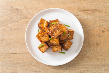 Beyaz susamlı kızarmış tofu ve teriyaki sosu. Vejetaryen ve vejetaryen yemek tarzı.