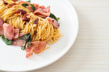 Kurutulmuş acı biber ve pastırmalı ev yapımı kızarmış spagetti.