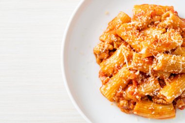 Peynirli bolonez rigatoni makarna - geleneksel İtalyan makarnası