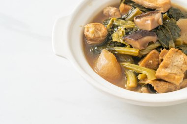 Tofulu Çin sebze güveci veya sebze çorbası karışımı - vejetaryen ve vejetaryen yemek tarzı.