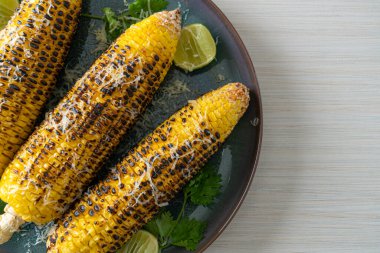 Barbekü ve ızgara mısır, peynirli ve limonlu