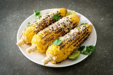 Barbekü ve ızgara mısır, peynirli ve limonlu