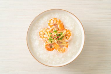 Üstünde karides ve taze zencefil olan lapa.