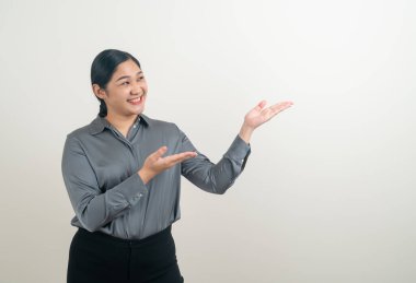 Arka planda elleri olan Asyalı kadın portresi