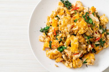 Tayland fesleğeni ve biberli sahanda yumurta Asya usulü.