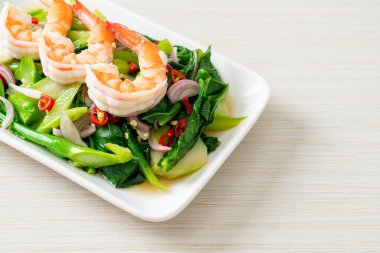 Karidesli baharatlı Çin Kale Salatası - Asya usulü