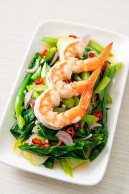 Karidesli baharatlı Çin Kale Salatası - Asya usulü