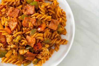Jambon ve domates soslu kızarmış fusilli makarna.