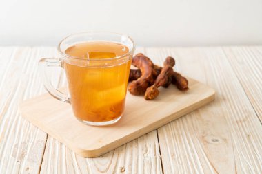 Lezzetli tatlı içecek demirhindi suyu ve buz küpü - sağlıklı içecek tarzı