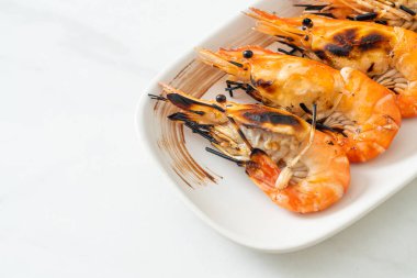 Izgara nehir karidesi ya da karides - deniz ürünleri tarzı