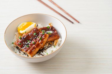 Yılan balığı pirinç kasesi veya unagi pirinç kasesi - Japon yemek tarzı.