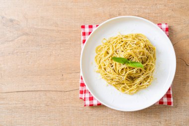pesto spagetti makarnası - vejetaryen yemeği ve İtalyan yemeği tarzı