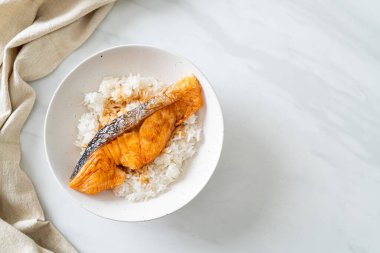 Soya soslu ızgara somon balığı. Japon usulü.