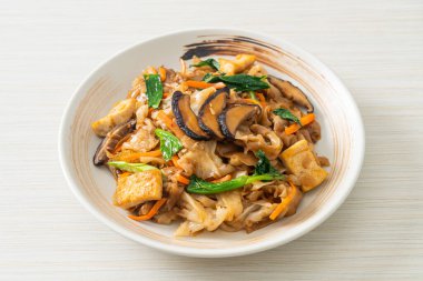 Tofu ve sebzeli kızarmış şehriye. Vejetaryen ve vejetaryen yemek tarzı.