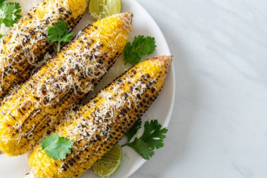 Barbekü ve ızgara mısır, peynirli ve limonlu