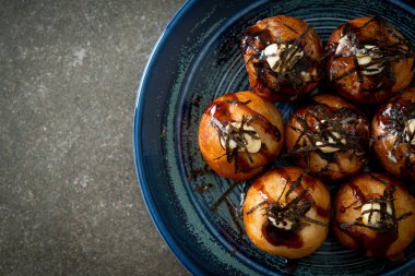 Takoyaki köftesi ya da ahtapot köftesi - Japon yemeği tarzı.