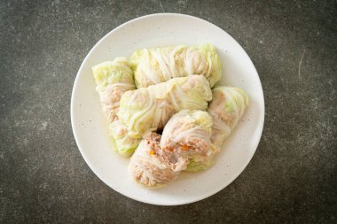 Çin lahanasına sarılı ev yapımı kıymalı domuz eti ya da haşlanmış lahana.