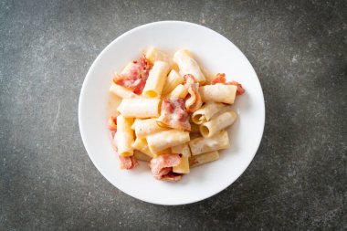 Beyaz soslu ve pastırmalı ev yapımı spagetti rigatoni makarna. İtalyan usulü.