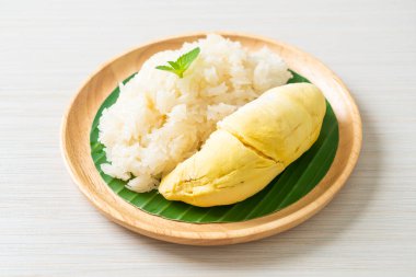 Yapışkan pirinçli Durian - sarı fasulyeli tatlı Durian kabuğu, hindistan cevizi sütüyle pişirilmiş olgun Durian pirinci - Asya Tayland tatlı yaz tropikal meyvesi