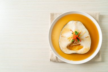 Soya soslu haşlanmış morina balığı ya da buğulanmış kar balığı ya da soya soslu Şili Bası.