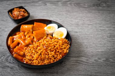 Kore usulü hazır erişte, pirinç keki, balık köftesi ve haşlanmış yumurta, Rabokki, Kore usulü.