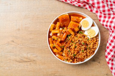 Kore usulü hazır erişte, pirinç keki, balık köftesi ve haşlanmış yumurta, Rabokki, Kore usulü.