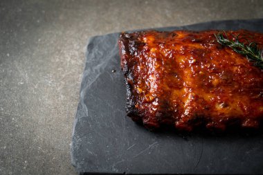 Barbekü soslu ızgara pirzola ve domuz pirzolası.