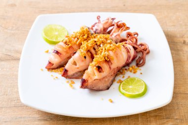 Sarımsaklı kızarmış kalamar - deniz ürünleri tarzı.