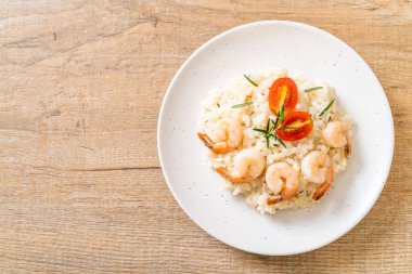 İtalyan pilavı ve beyaz tabakta karides.