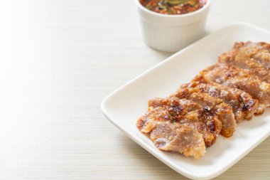 Izgara domuz boynu ya da Tayland baharatlı soslu kömür kaynayan domuz boynu.
