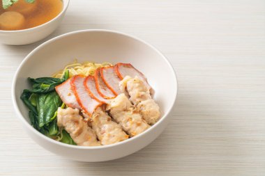 Barbekü Kırmızı Domuz eti ve Asya usulü Çorbalı Wonton Eriştesi.