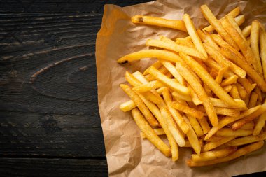 Patates kızartması ya da ekşi krema ve ketçaplı patates cipsi.