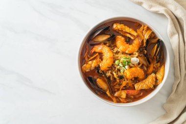 Jjamppong - Kore Deniz Ürünleri Erişte Çorbası - Kore yemek tarzı