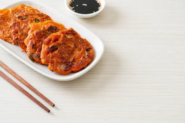 韓国キムチパンケーキまたはキムチ天 目玉焼き キムチ 小麦粉 韓国の伝統料理 ストック写真