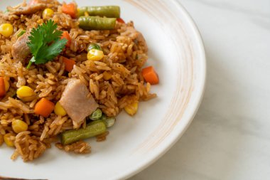 Domuz eti ve sebzeli pilav.