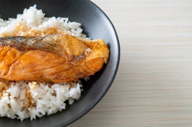 Soya soslu ızgara somon balığı. Japon usulü.