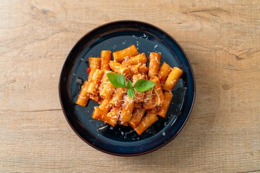 Domates soslu ve peynirli Rigatoni makarnası - geleneksel İtalyan makarnası