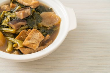 Tofulu Çin sebze güveci veya sebze çorbası karışımı - vejetaryen ve vejetaryen yemek tarzı.