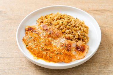 Kırmızı köri soslu ızgara tavuk bifteği ve pilav. Müslüman usulü.