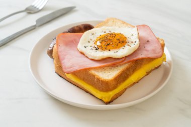 Ev yapımı kızarmış peynir üzerine jambon ve kahvaltıda domuz sosisli sahanda yumurta.