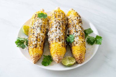 Barbekü ve ızgara mısır, peynirli ve limonlu