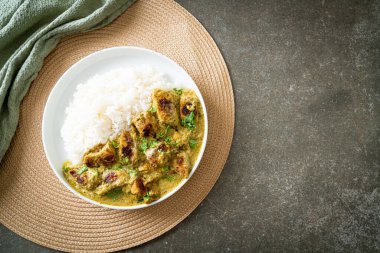 Yeşil körili Afgan tavuğu ya da Hariyali tikka tavuklu Hara masala - Asya usulü