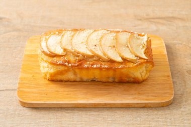 Elmalı ekmek tahtada parçalanmış kek.