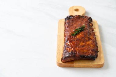 Barbekü soslu ızgara pirzola ve domuz pirzolası.