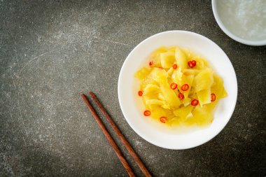 Baharatlı salata turşusu lahana ya da susam yağlı kereviz Asya yemeği tarzı.