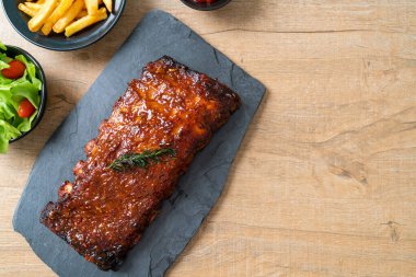 Barbekü soslu ızgara pirzola ve domuz pirzolası.